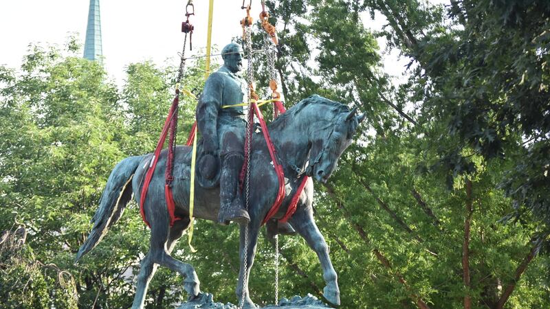 Charlottesville's Robert E Lee statue is lifted off its pedestal (FILE)